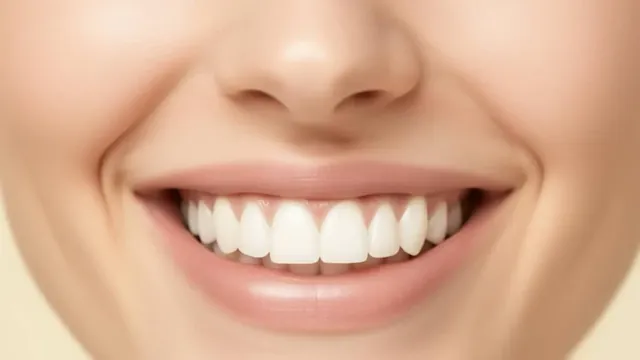 Strahlendes Lächeln nach dem Zahnbleaching