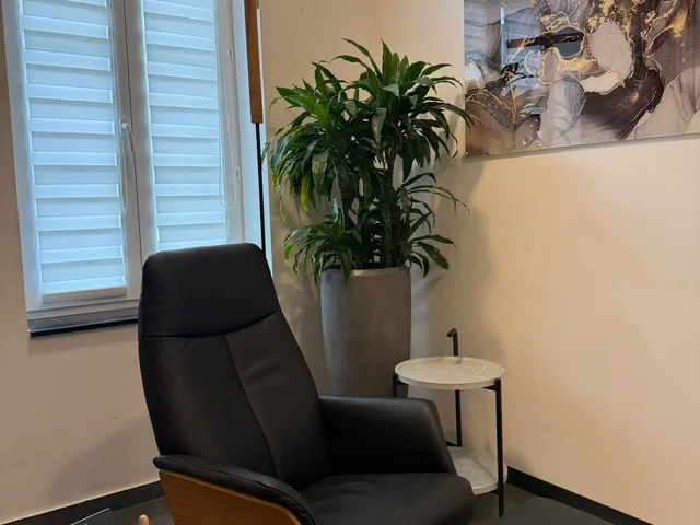 Sessel und Beistelltisch im Beratungsbereich