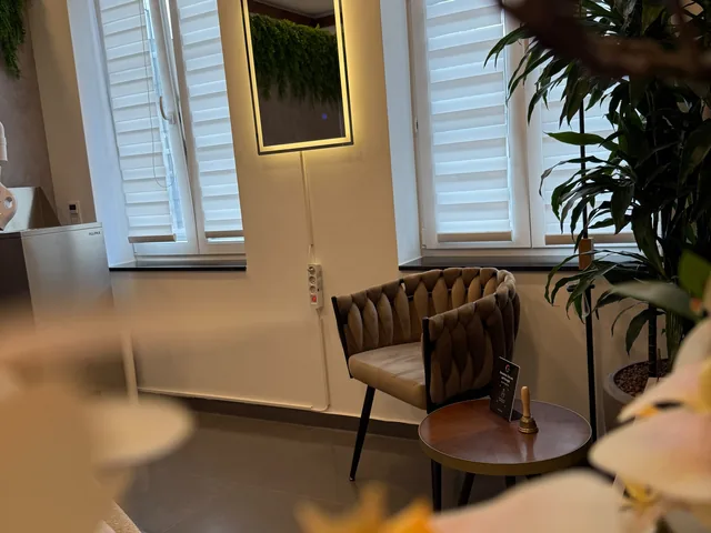 Sitzgelegenheit am Fenster im Wartebereich